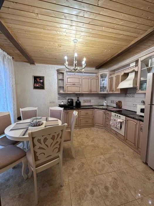 Продаж елітного особняка з басейном в Буковелі