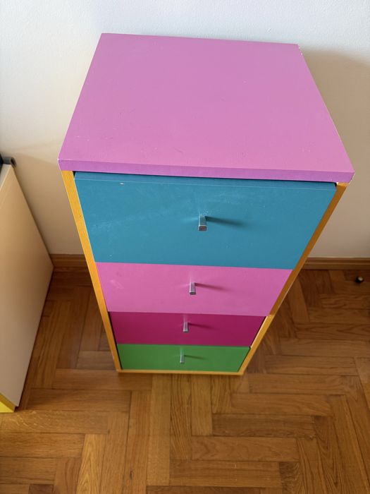 Movel camiseiro para quarto de criança pintado às cores