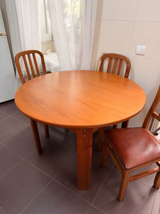 Conjunto mesa e cadeiras