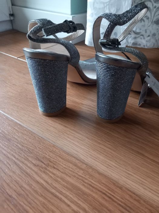 Srebrne sandałki na słupku