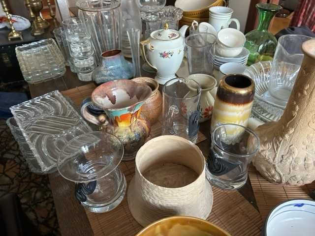 zestaw naczyn szklanych i porcelanowych