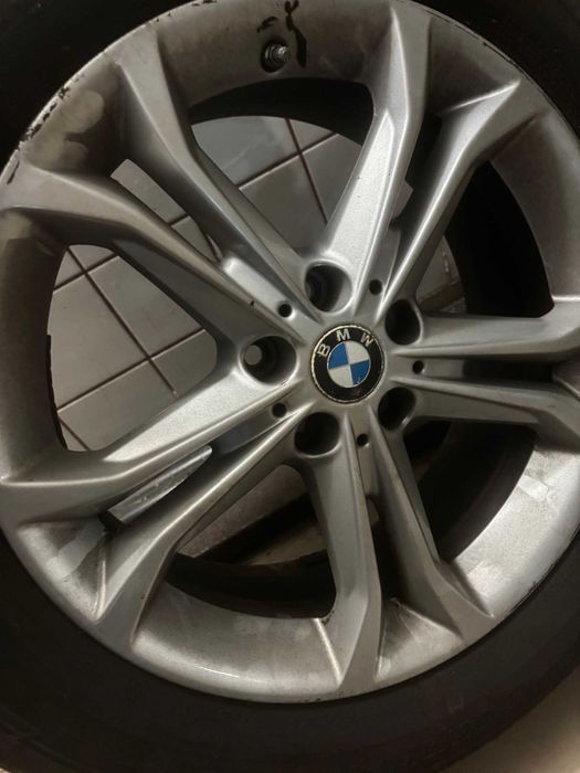 Komplet opon zimowych Hankook 225/60 R18 z oryginalnymi alufelgami BMW