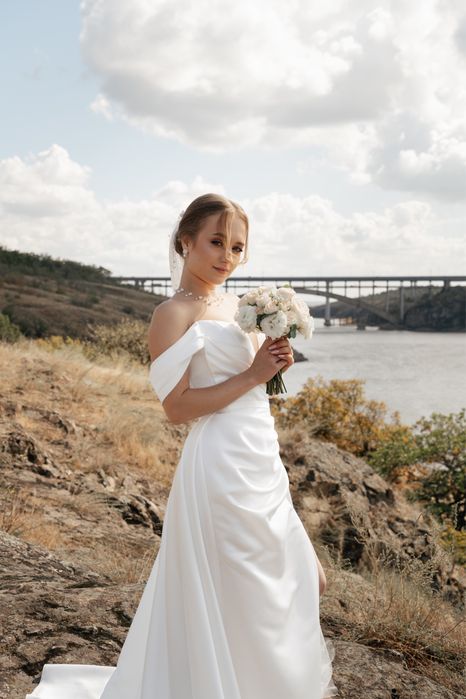 Шикарна весільна сукня з відстібним шлейфом