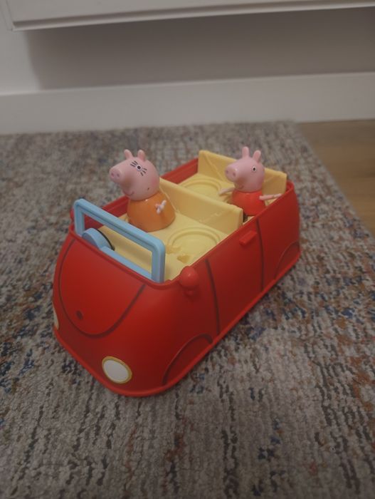 Hasbro, zestaw figurek Świnka Peppa Rodzinne czerwone auto, F2184