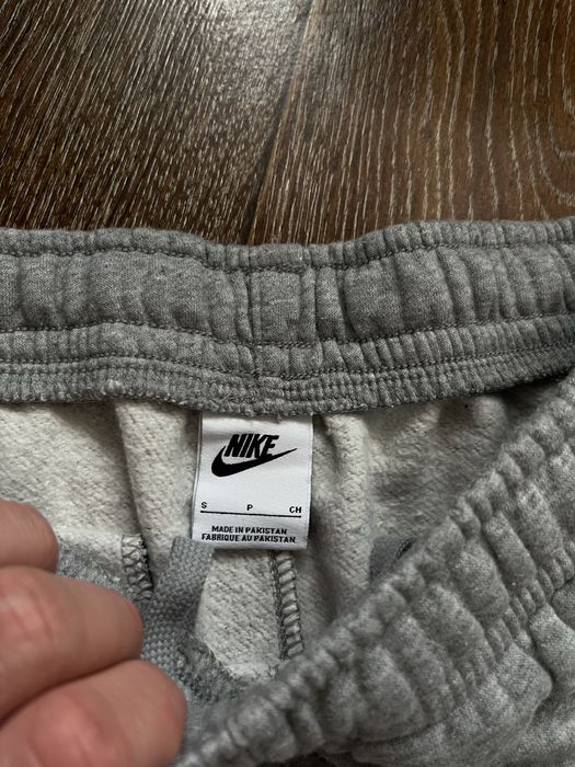 Сірі спортивні штани Nike