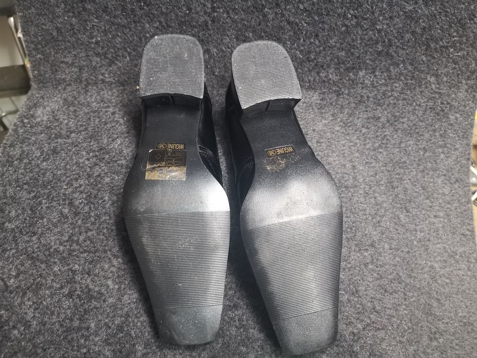 Sapatos pretos de senhora nr. 38