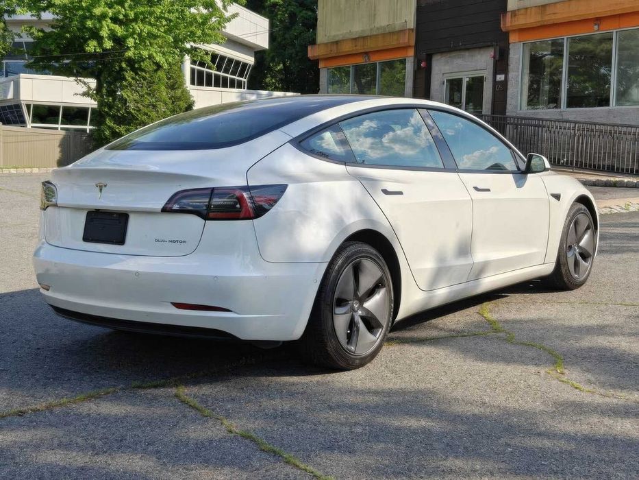 Tesla Model 3 Long Range      2022