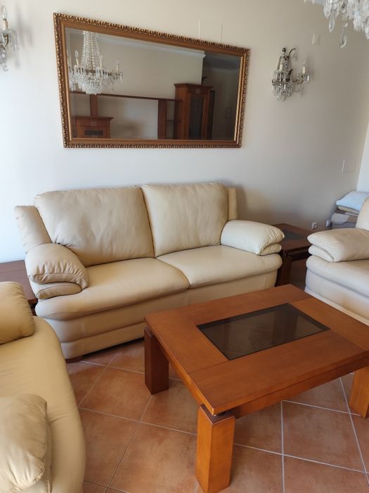 Uma mesa rectangular e duas pequenas mesas quadradas