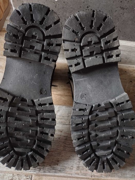 Buty czarne wiązane 39