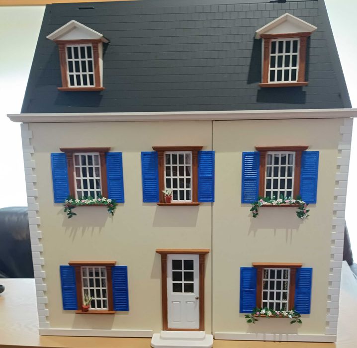 Casa de Bonecas Vitoriana Clássica – Miniatura em Excelente Estado