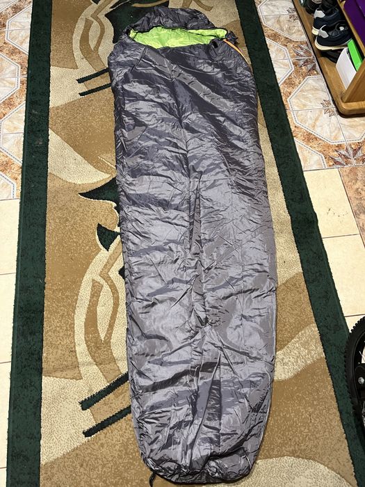 Спальний мішок сірого кольору