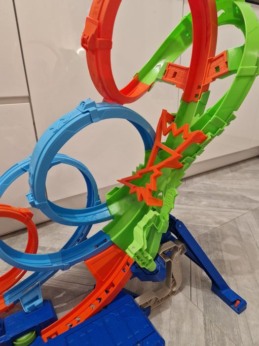 Tor Hot Wheels poczwórna pętla kraks