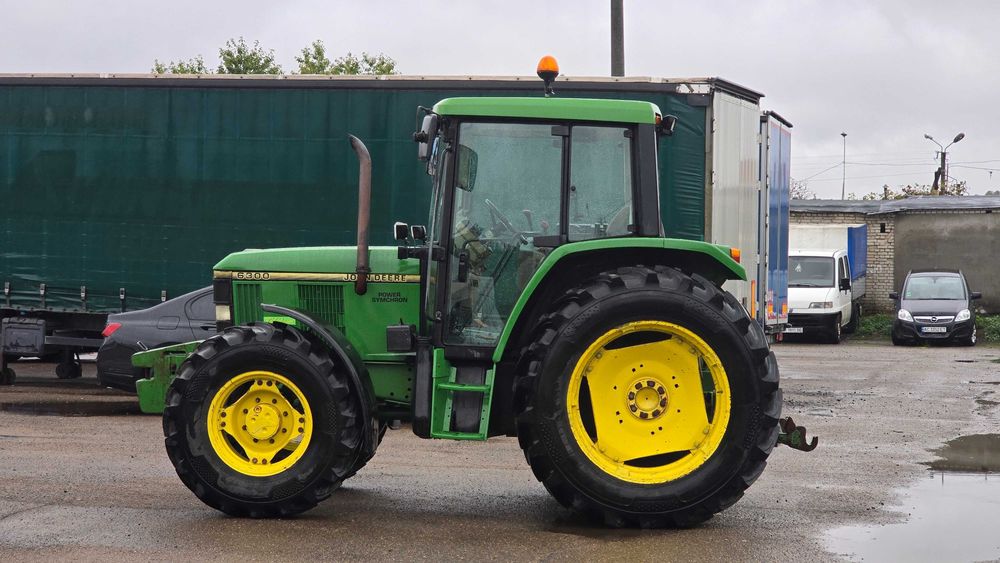 Свіжопривезений трактор Джон дір