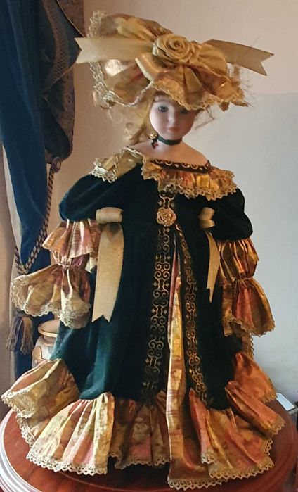 Boneca de porcelana, vintage e com suporte.