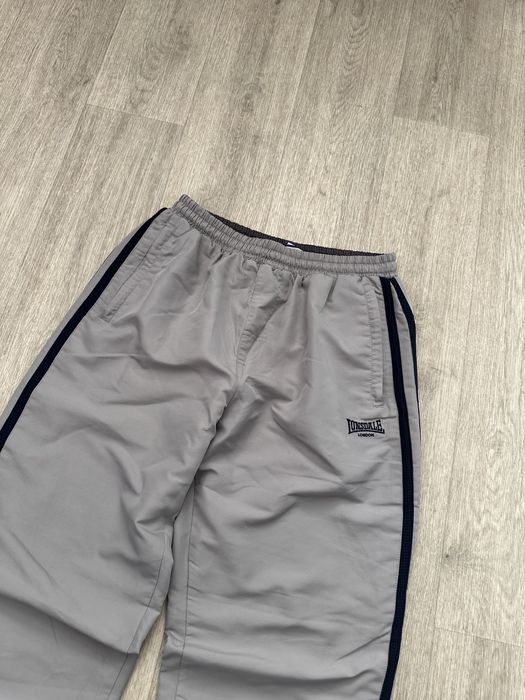 Нейлонові штани Lonsdale сірі