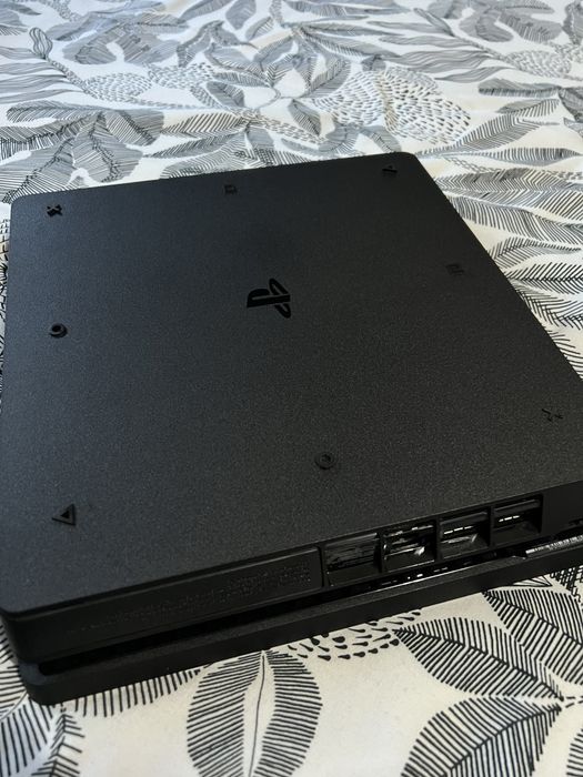 PS4 Slim 1T + DualShock + Jogos