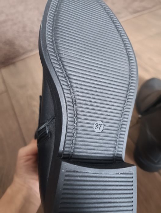 Продам новые ботинки