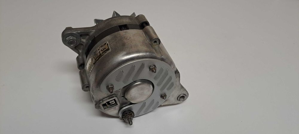 Alternadores -Um para Citroen 2CV, outro para Toyota Corolla Clássico