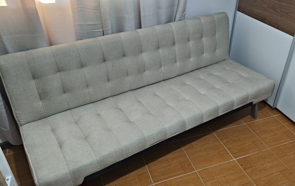 Sofá cama bege em bom estado