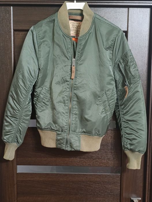 Куртку-бомбер Alpha Industries MA-1