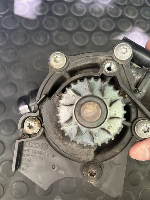 Водяна помпа з Volkswagen Passat B7 двигун CDAA ea888 gen2