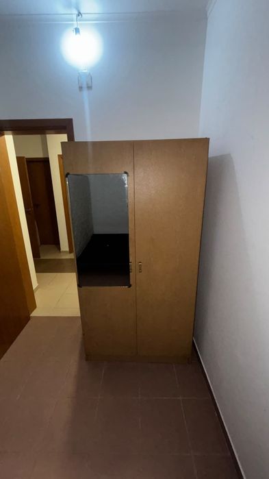 Vende-se moveis, cama e a base, roupeiro com espelho, e um mini armário com  seis gavetas