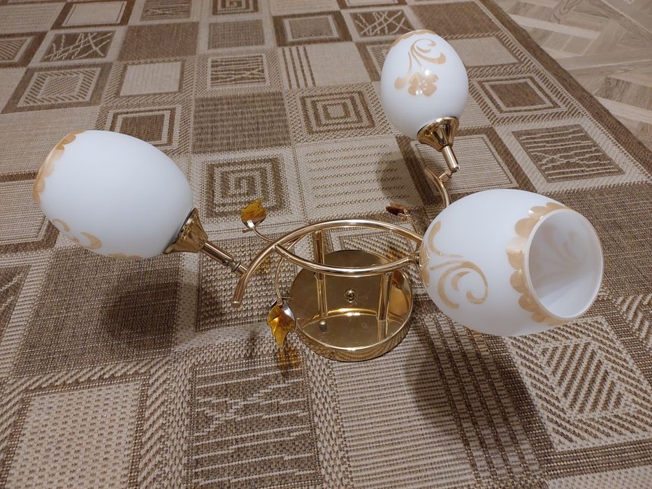 Люстра трьох лампочна