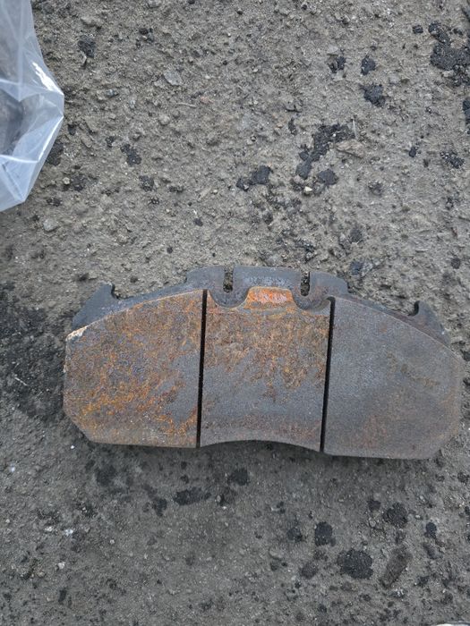 Гальмівні колодки нові на магнум євро 3