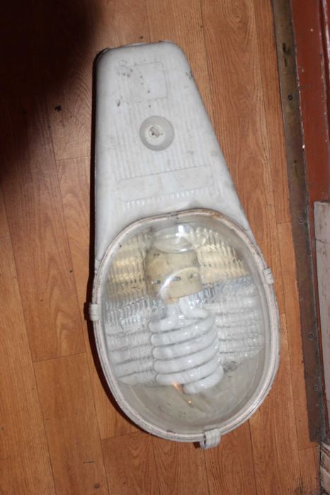 продам уличныи светильник с лампои пластмаса