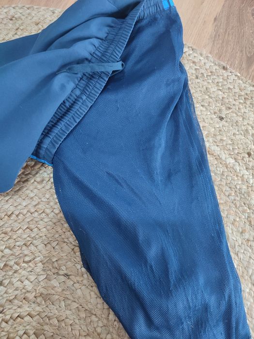 Granatowe spodnie 3/4 Adidas M  z niebieskimi paskami, klasyczne logo,
