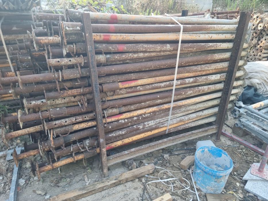 Escoras prumos obras