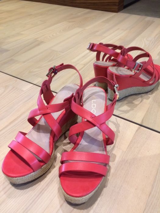 Koralowe sandały ALDO na koturnie r.38