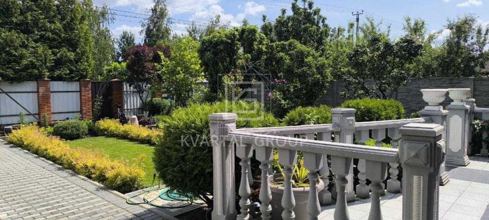 Будинок з ремонтом і ландшафтним дизайном у тихому районі!