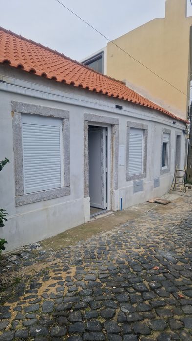 Moradia T2 em banda  totalmente remodelada – Junto à Baía da Amora.