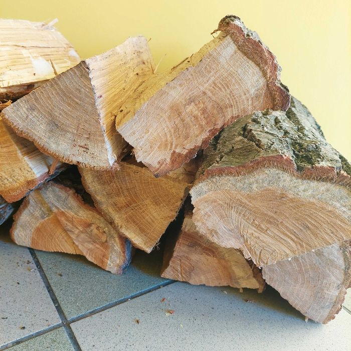 drewno kominkowe dąb grab suche sezonowane pod dachem