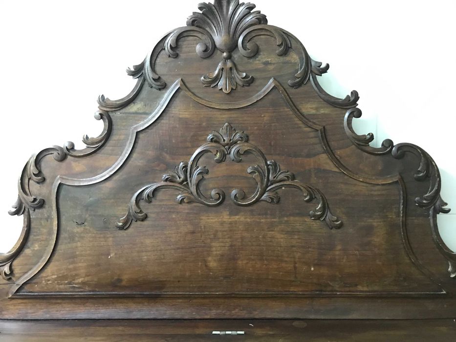 Móvel banco entalhado