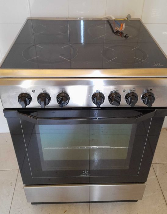 Fogão elétrico com placa de vitrocerâmica de marca Indesit