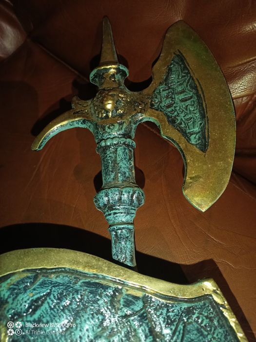 Maravilhosa demais peça linda robusta em latão