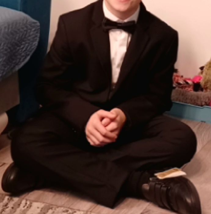 Alby dla chłopięca , spodnie , koszula , muszka i marynarka  8 części