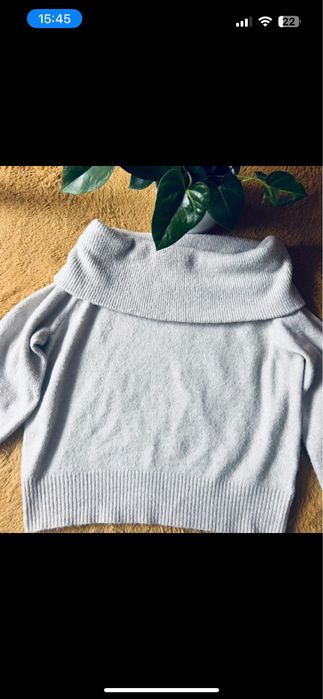 Miękki sweter z szerokim dekoltem