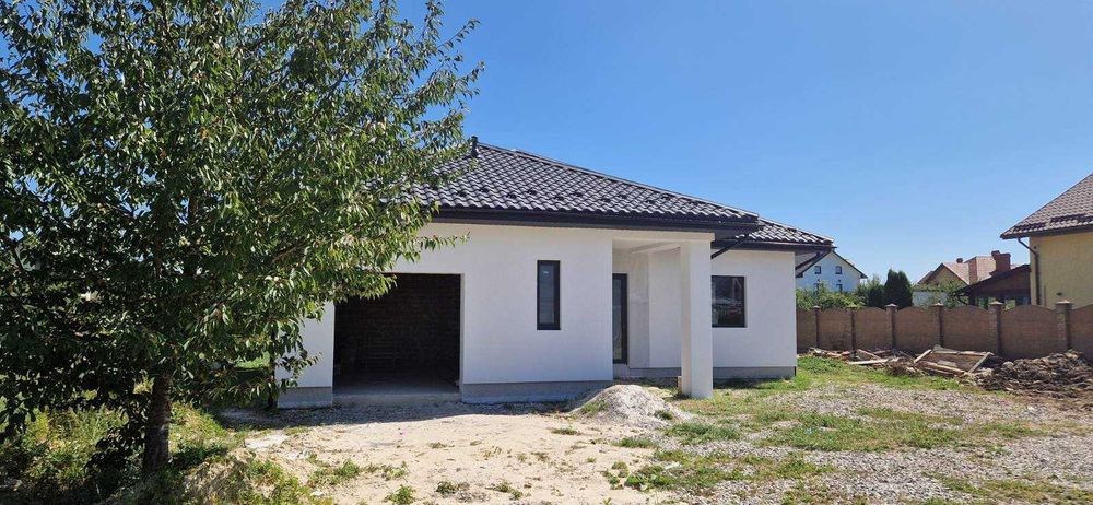 Продається одноповерховий особняк, з гаражем та власним подвірям