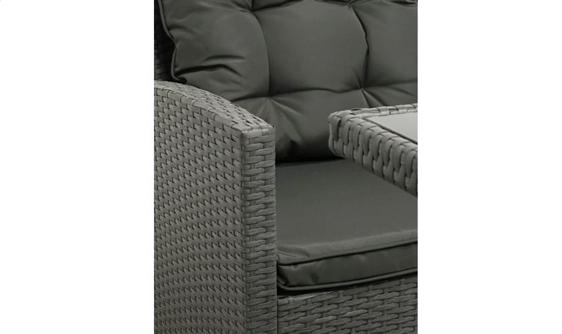 Meble ogrodowe z huśtawką i parasolem