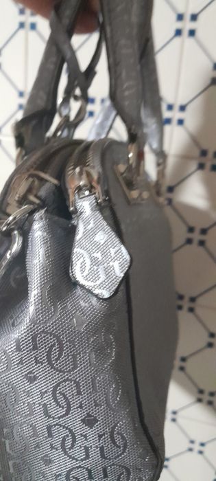 Mala oval cinzenta guess