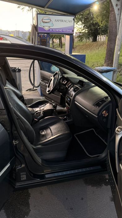Vendo Renault Megane Break (carrinha) de Abril de 2006, com 263.192 km. Viatura nacional, muito económica e espaçosa para o dia a dia.