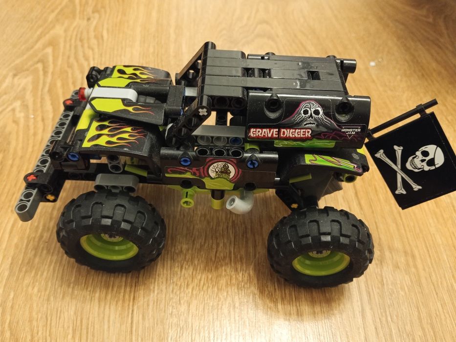 LEGO Technic Monster Jam Grave Digger (