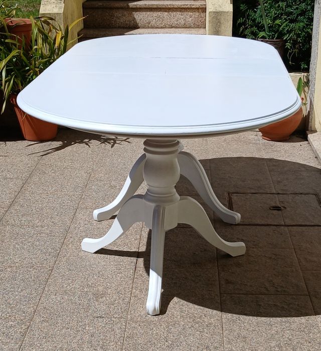 Vendo MESA de JANTAR GRANDE e EXTENSÍVEL em madeira maciça. Possibilidade de entrega