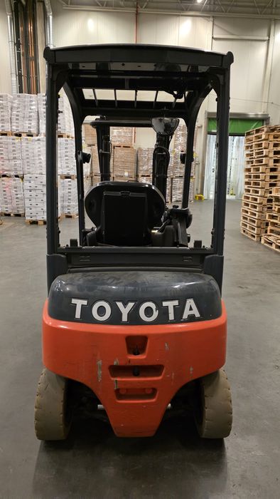 Wozek widlowy Toyota elektryczny