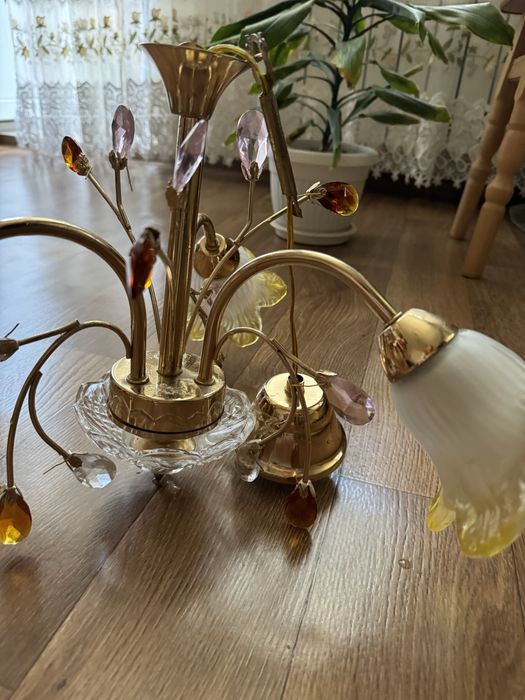 Продам  люстру.