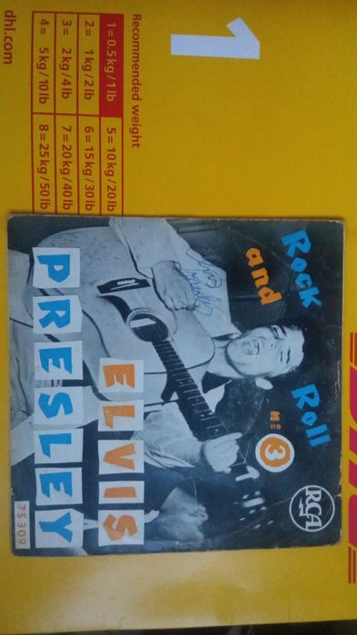 Disco vinil assinado por Elvis Presley.