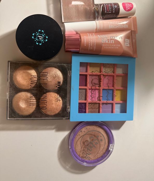 Duży zestaw kosmetyków do makijażu aa, pixie, nam, lovely, essence wtc